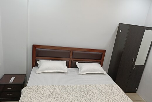 The Corner House / Rooms