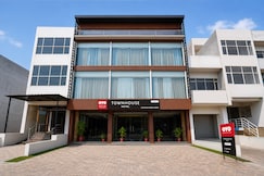 Super Townhouse by OYO Old Kalka Ambala Road Formerly Viraj inn, Mohali