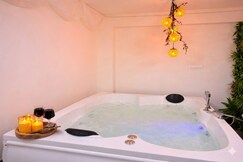Modern Jacuzzi Suite by Cayetana | Railway Station, Jaipur