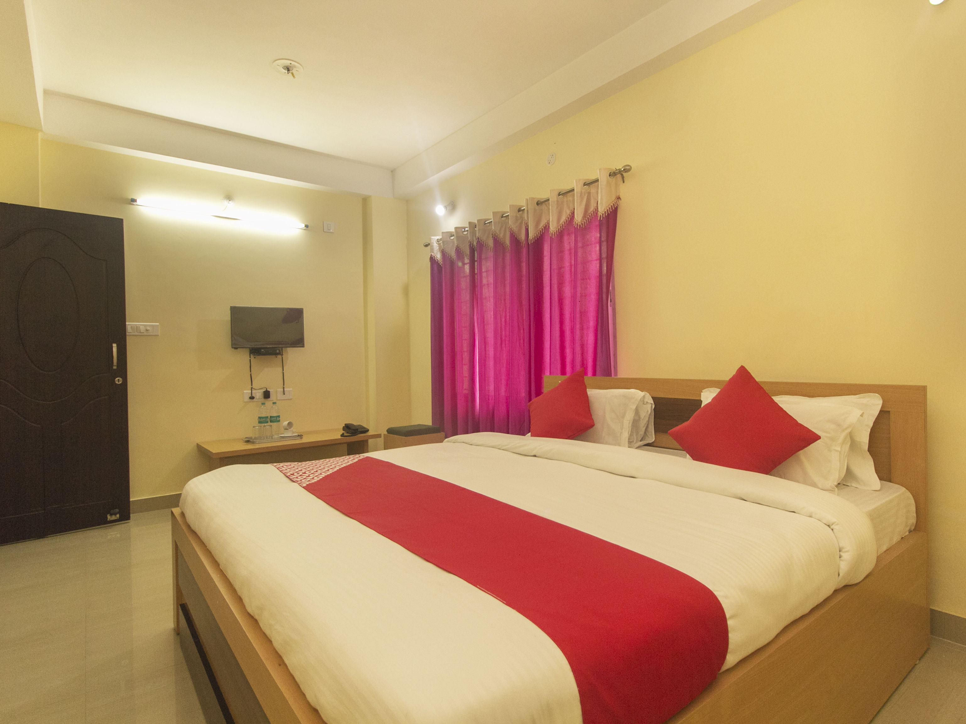 Super Collection O SF Road Siliguri Formerly Jyoti Hotel - Tap to explore photos