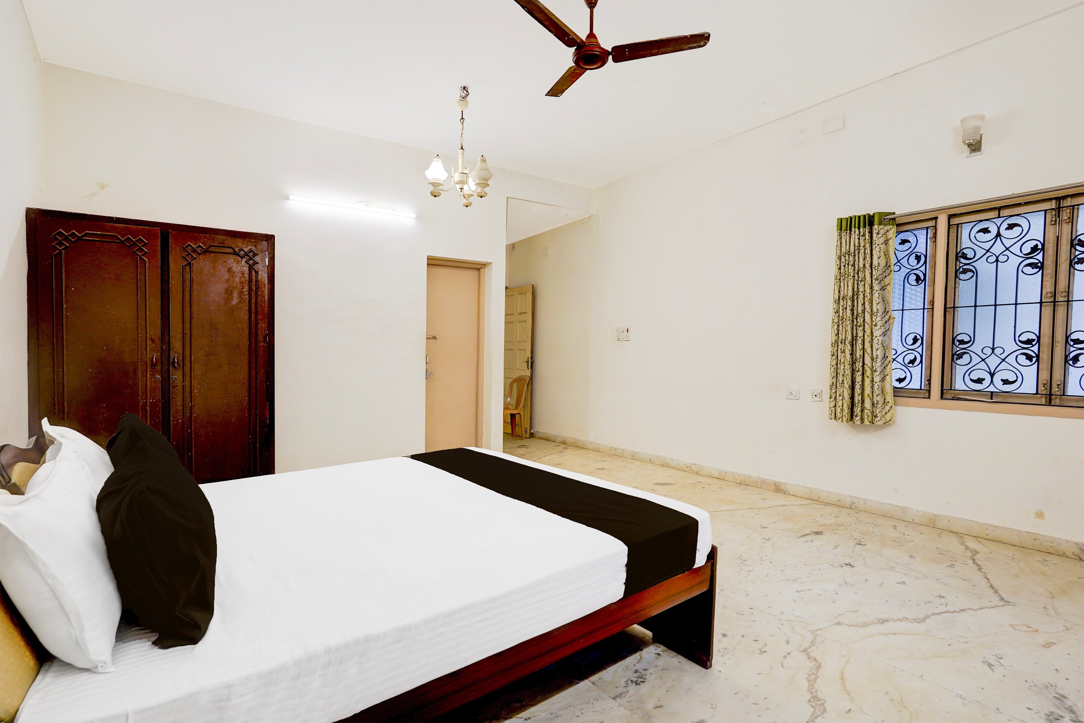 Hotel O ECR BREEZE ENCLAVE - Tap to explore photos
