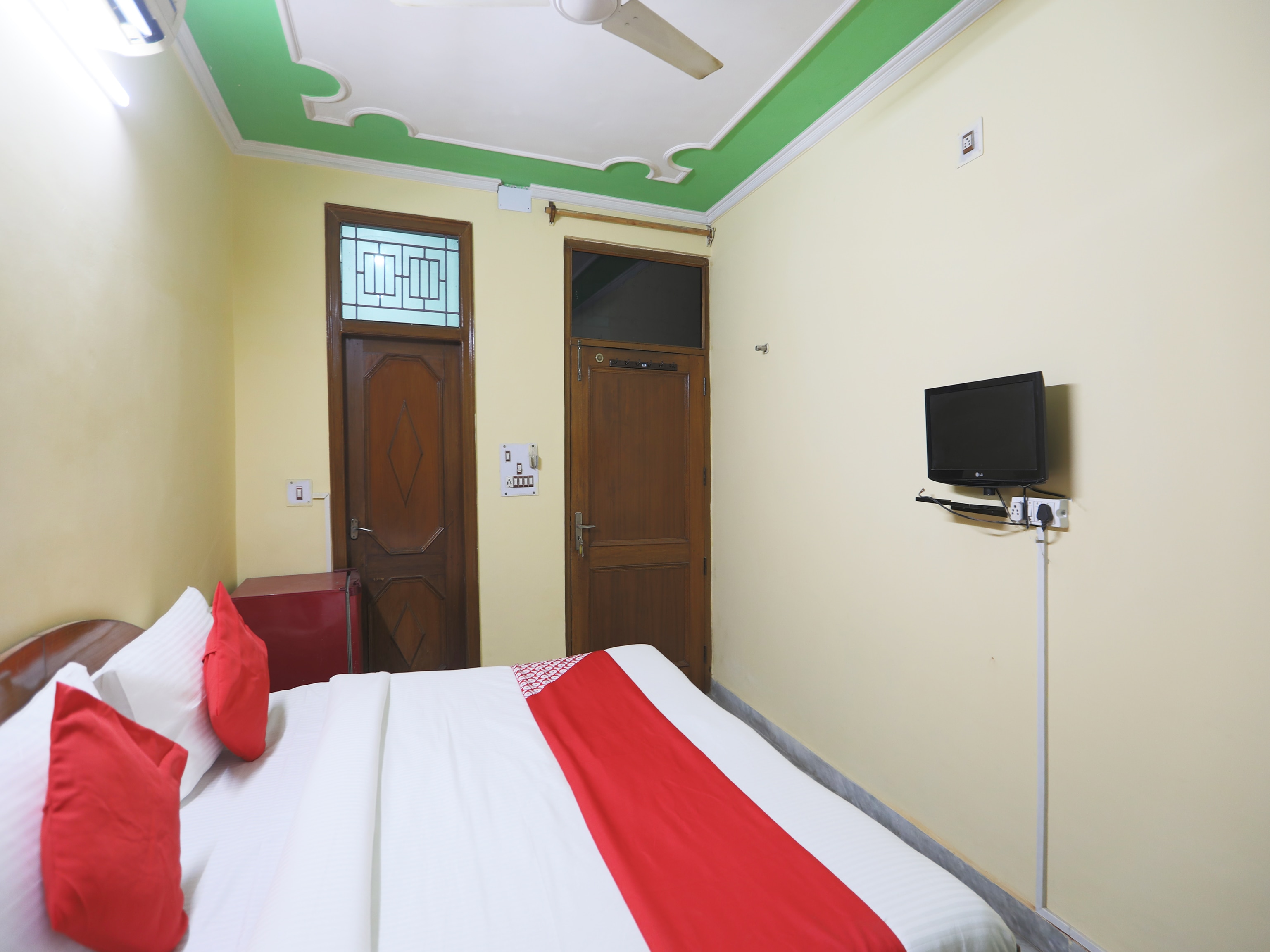 Hotel O Singh - Tap to explore photos