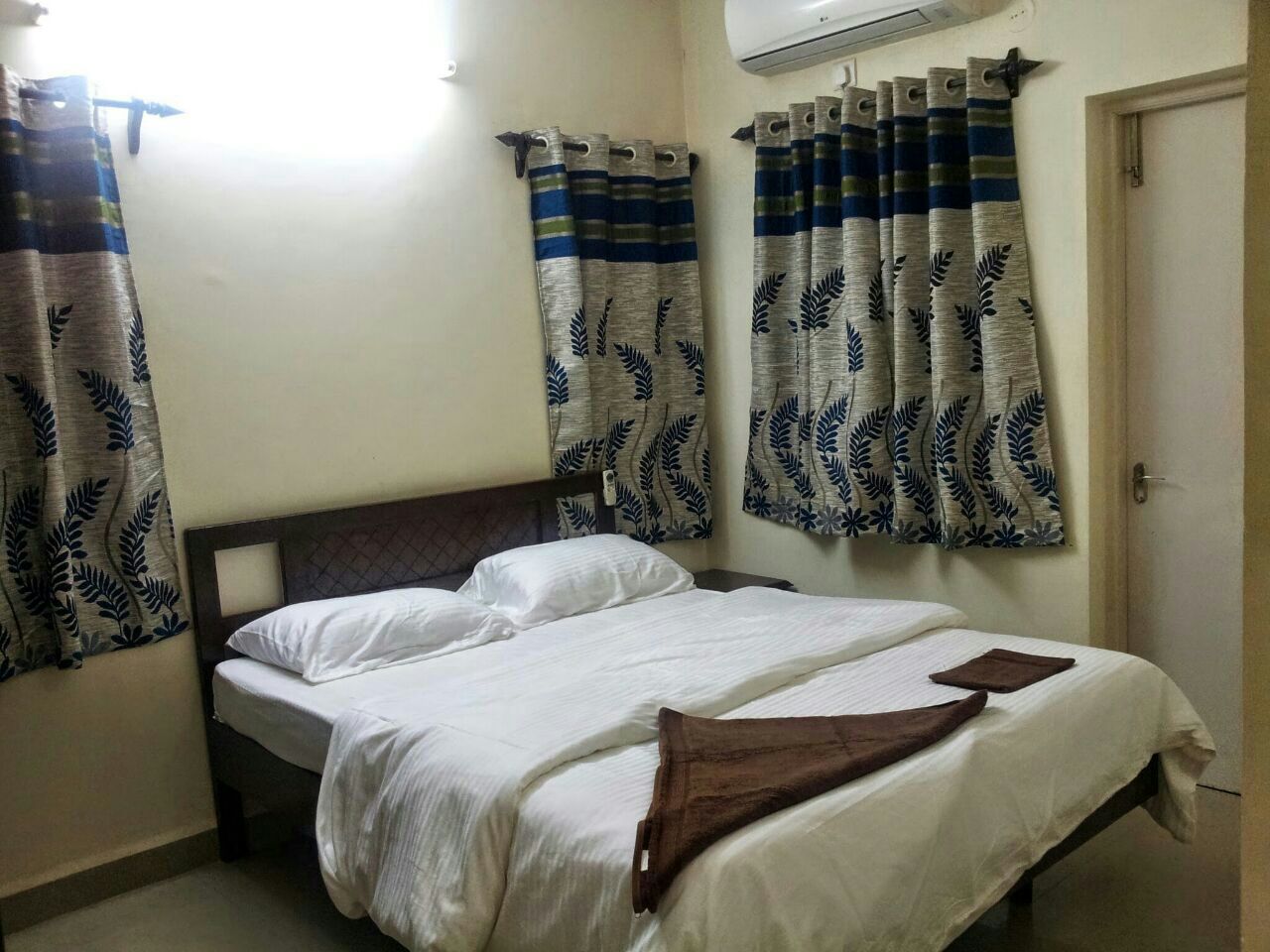 Hotel Parth Inn - Tap to explore photos