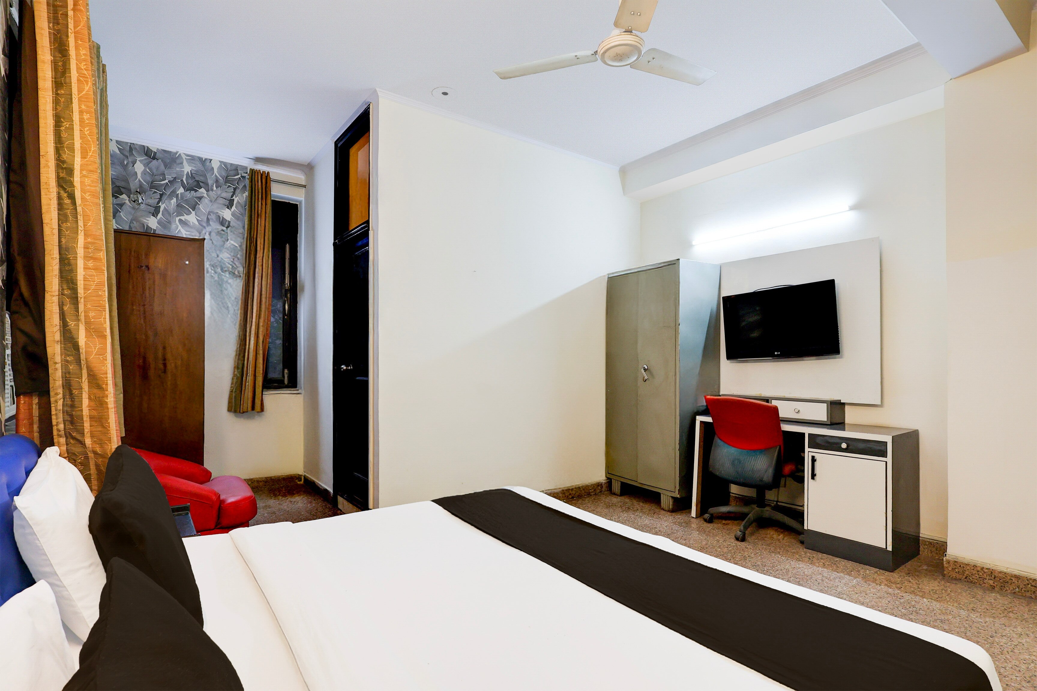 Hotel O Daffodils DLF Phase 2 - Tap to explore photos