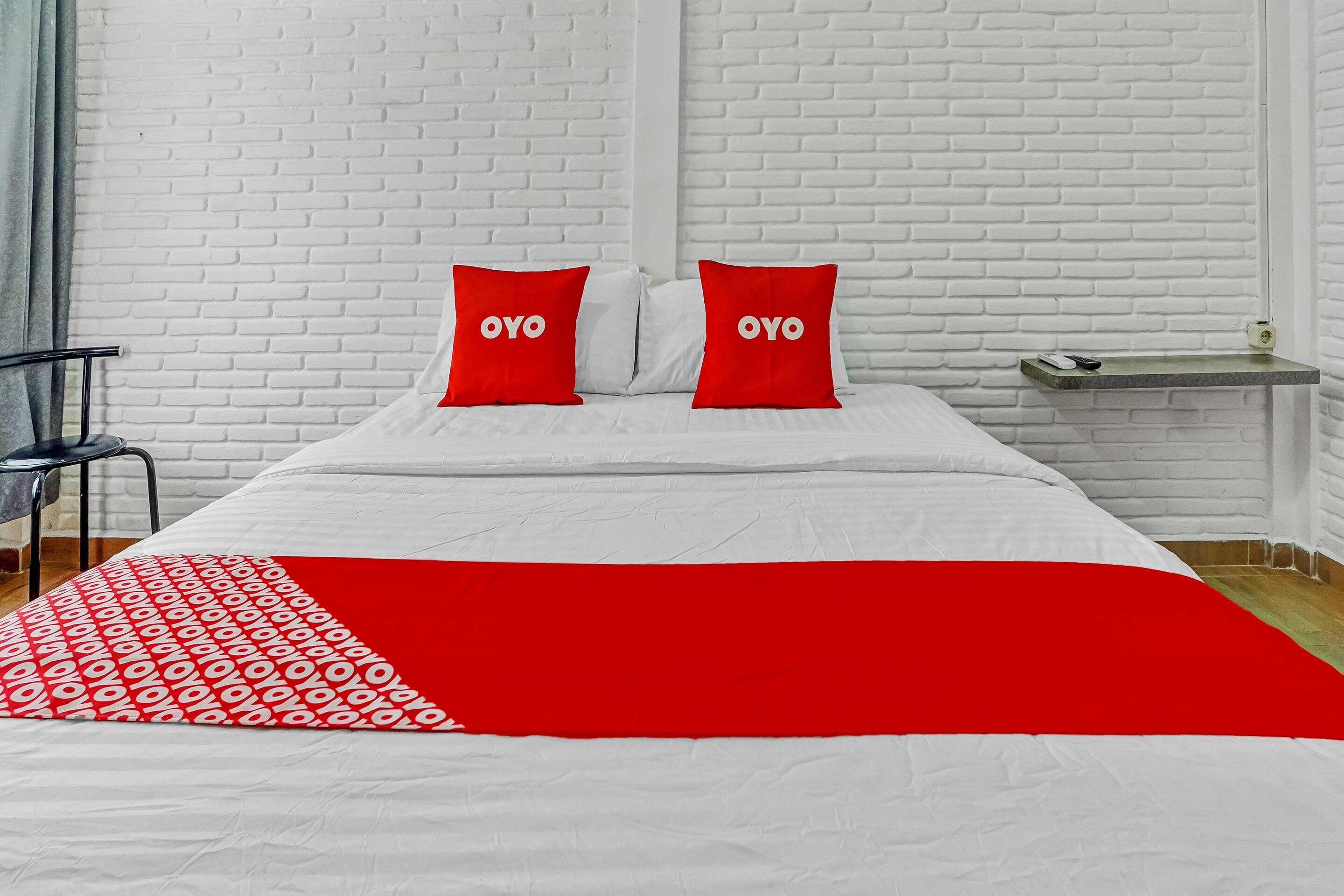 Super OYO 90828 Ara Guest House - Tap to explore photos