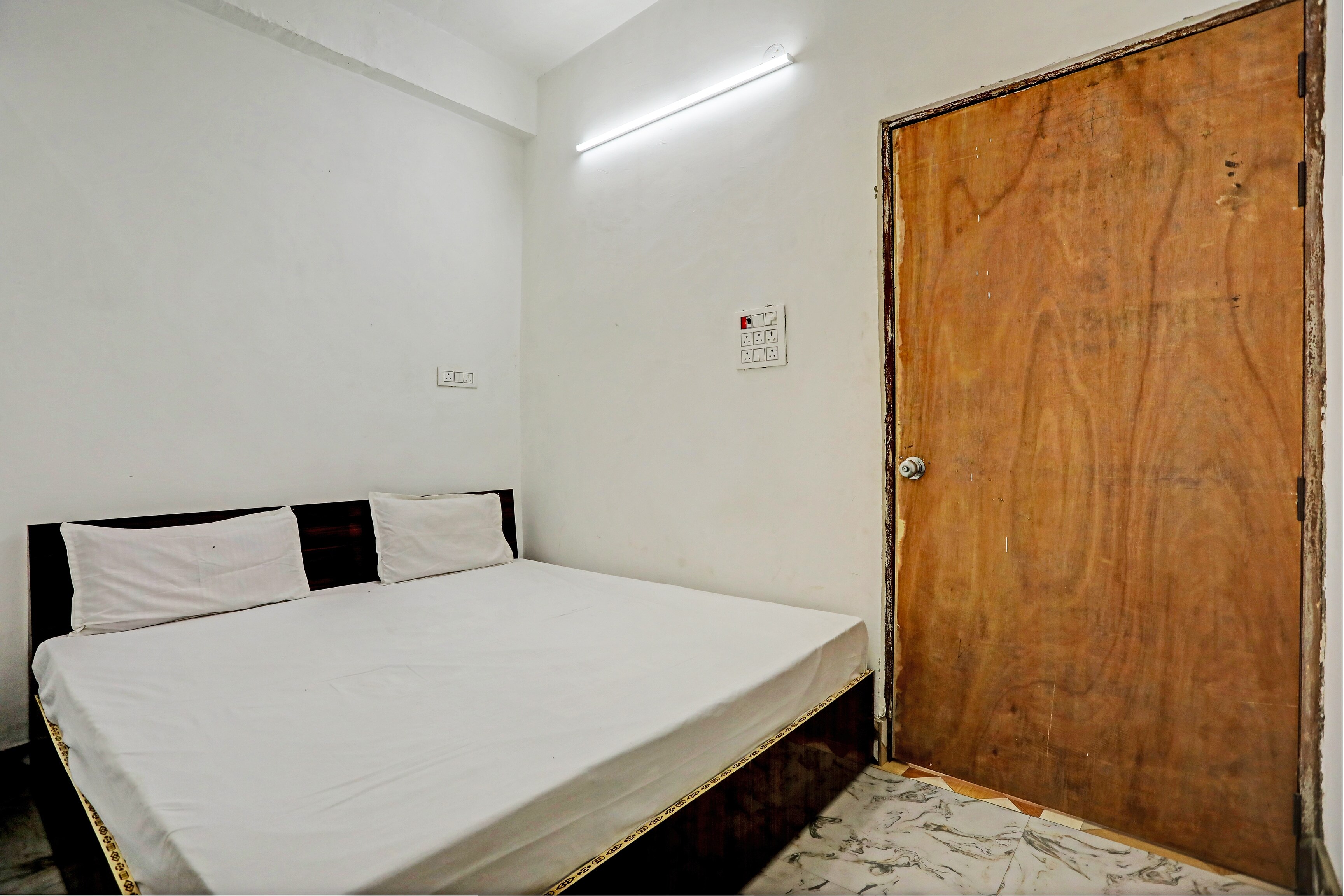 Hotel O ALPHA GUEST HOUSE & RESTAURANT - Tap to explore photos