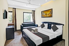 Super Townhouse Prakash continental Near Netaji Subhash Place Metro Station, Delhi