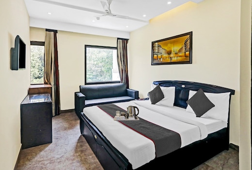 Super Townhouse Prakash continental Near Netaji Subhash Place Metro Station