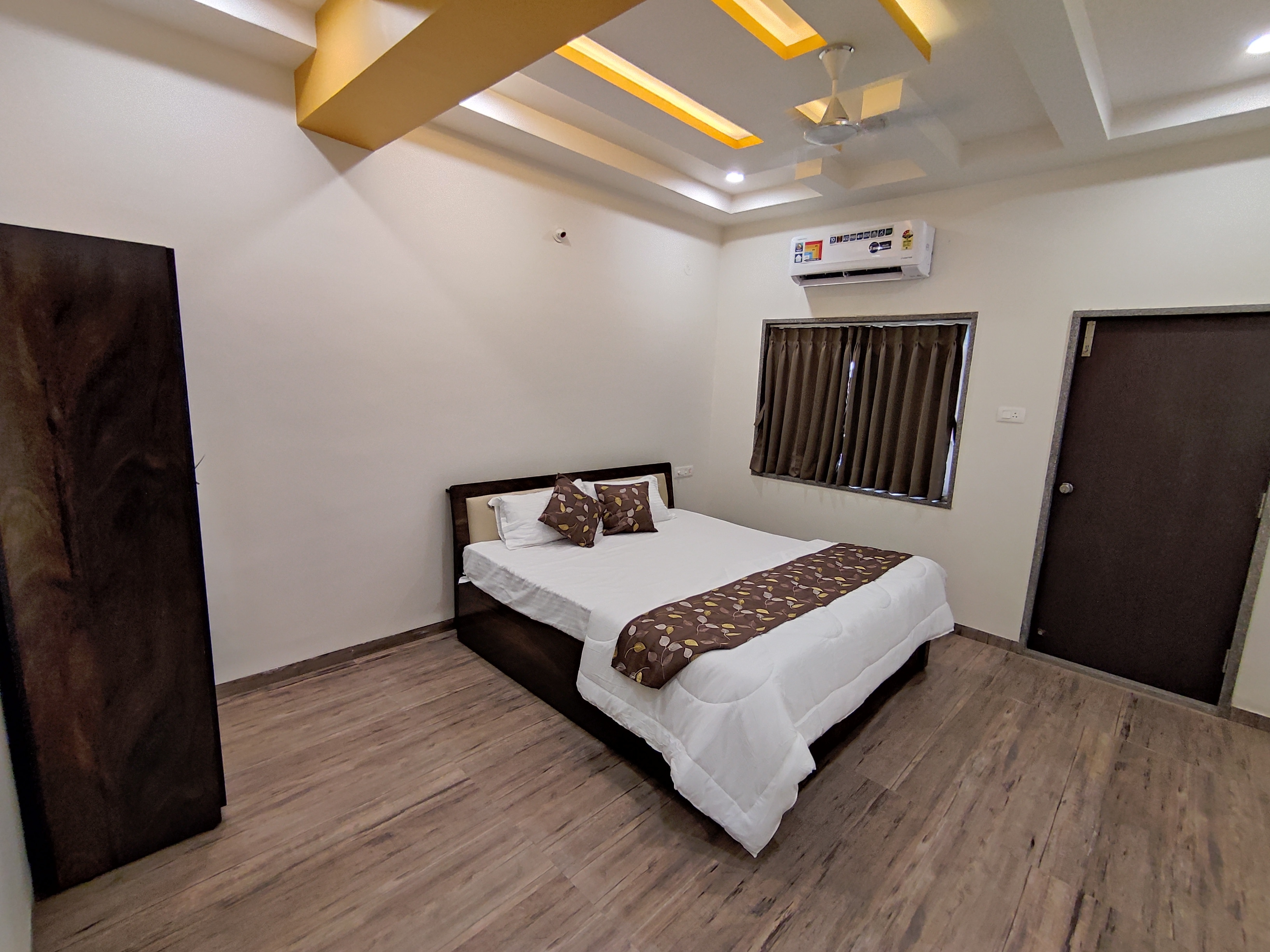 RT RESIDENCY HOTEL AND LODGE - Tap to explore photos