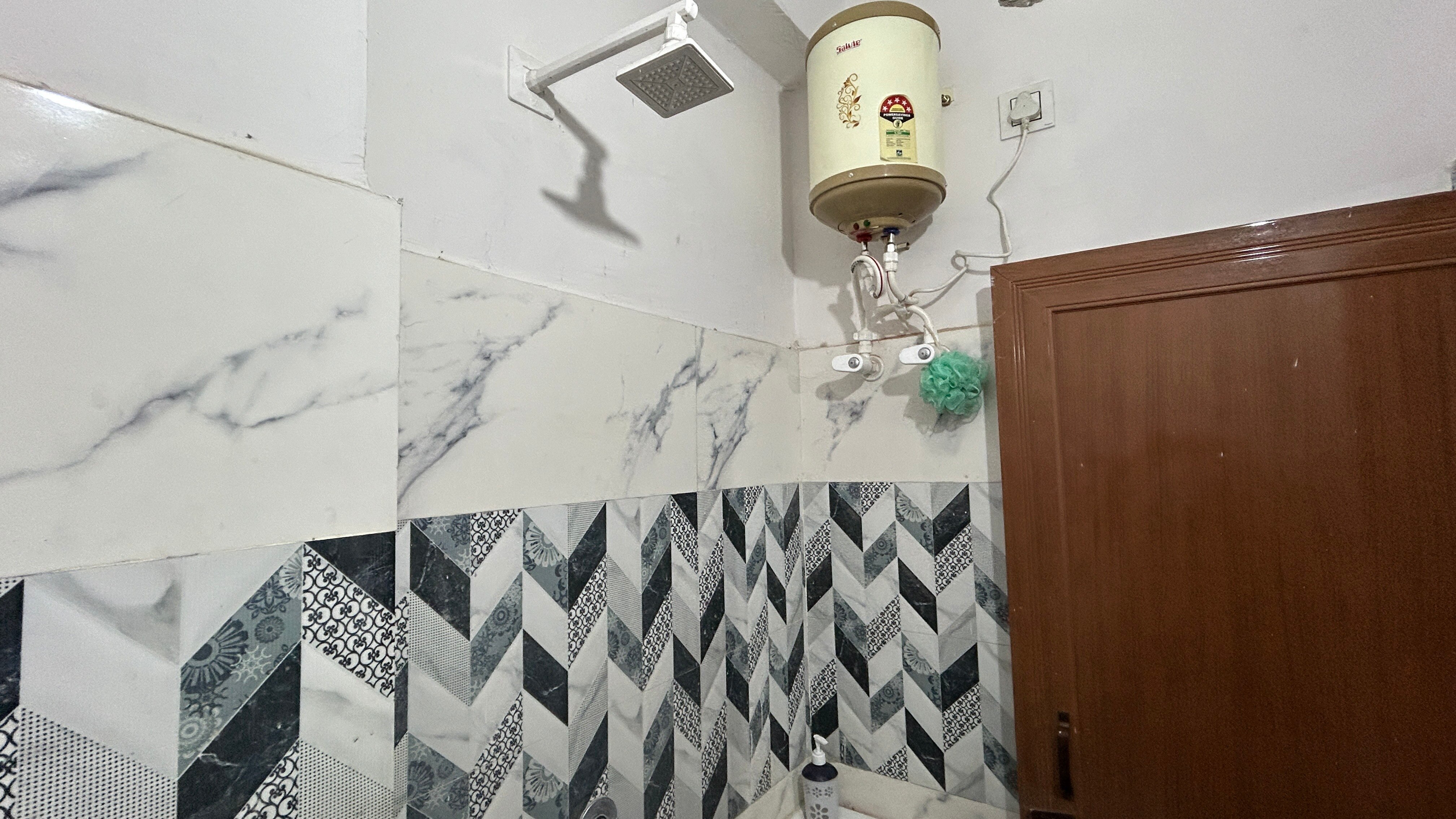The Comfort Corner Inn : Room & Kitchen in the Heart of the City - Tap to explore photos
