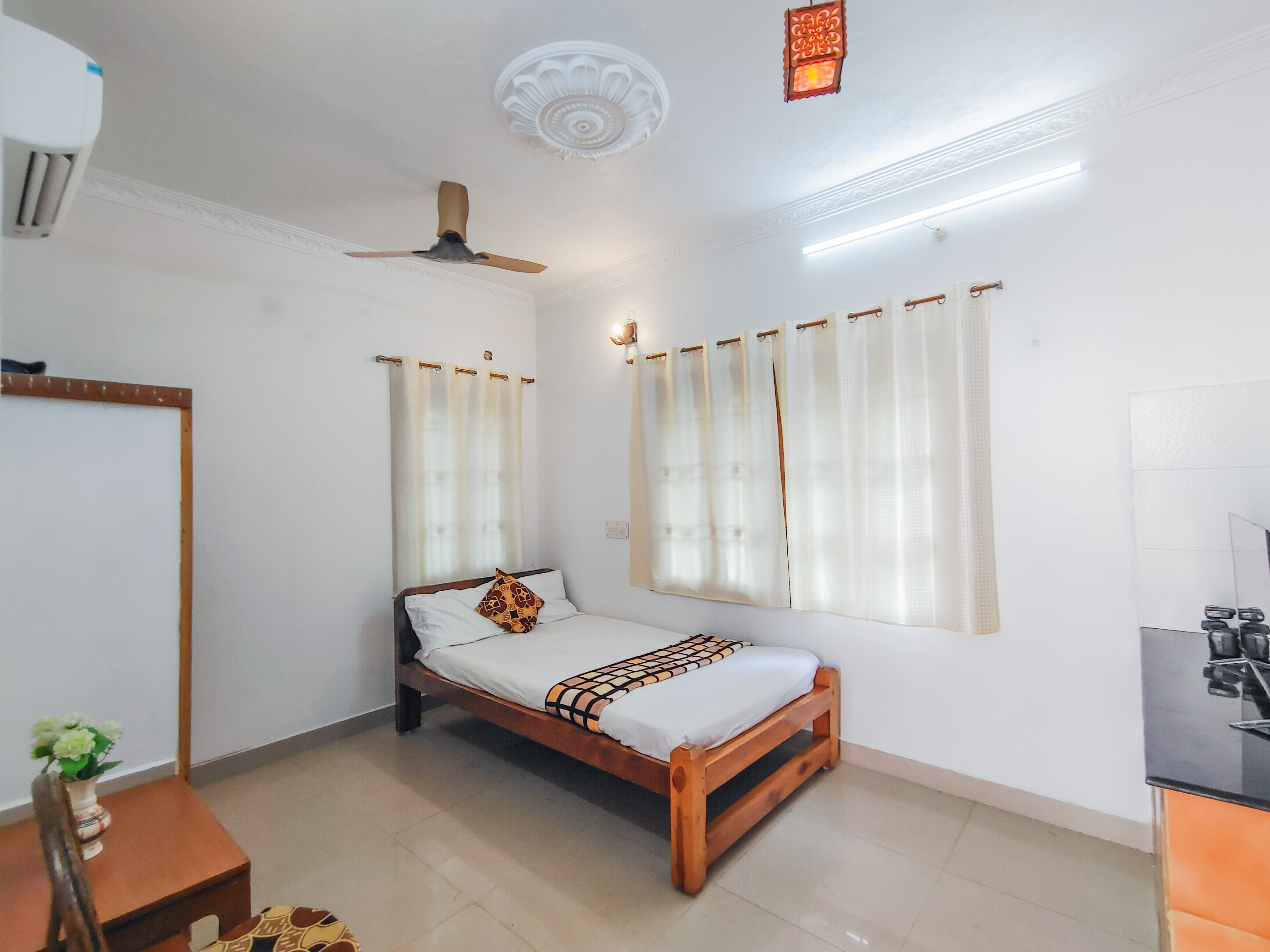 Suzzi Homestay - Tap to explore photos