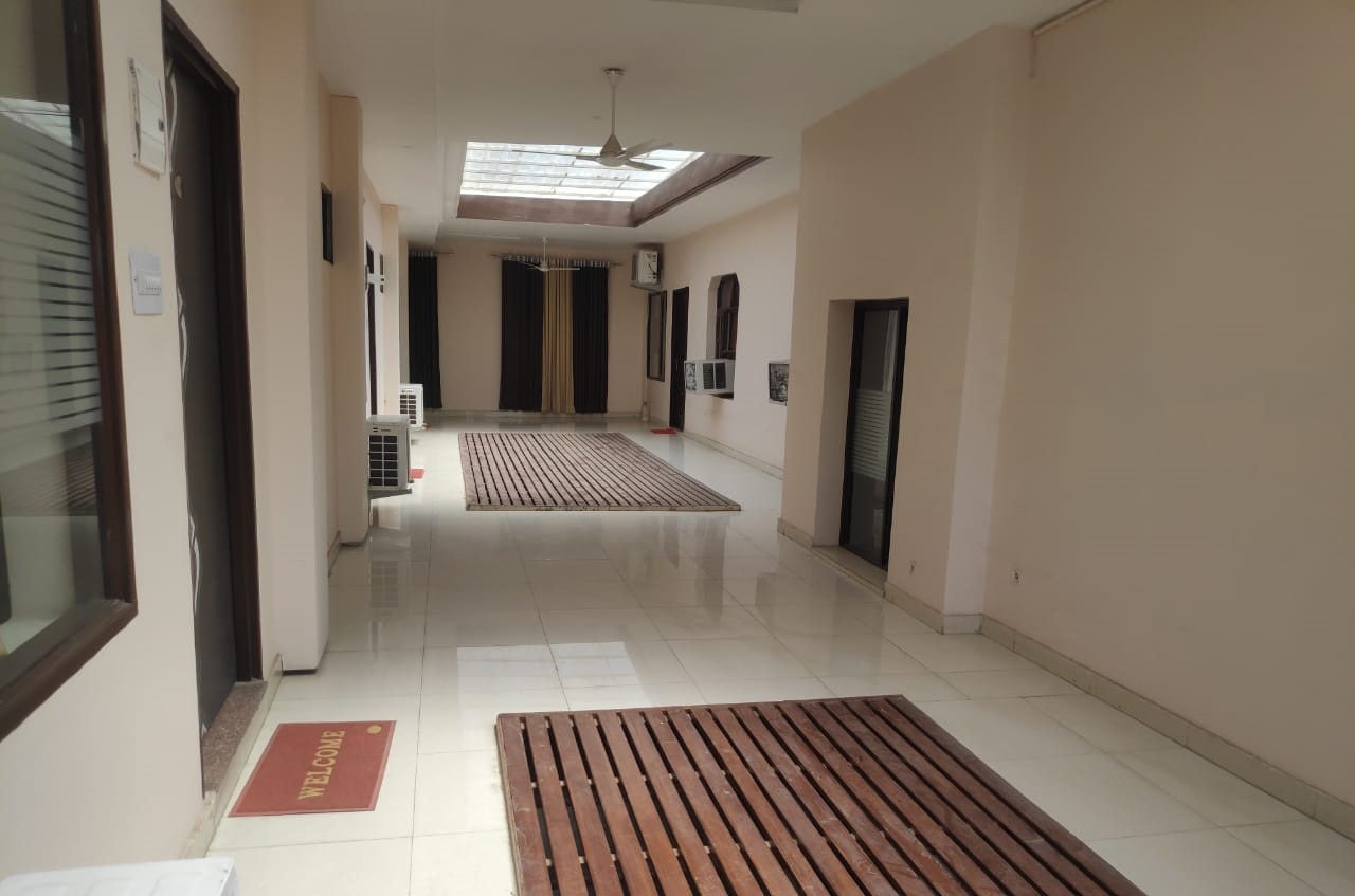 New Hotel Sangam - Tap to explore photos