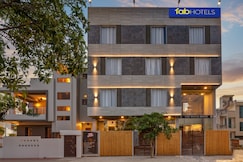 FabHotel The White Moon, Chomu