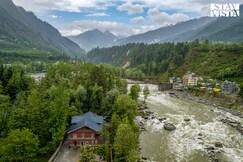 StayVista at Double Room @ Shamrock Riverfront, Kullu