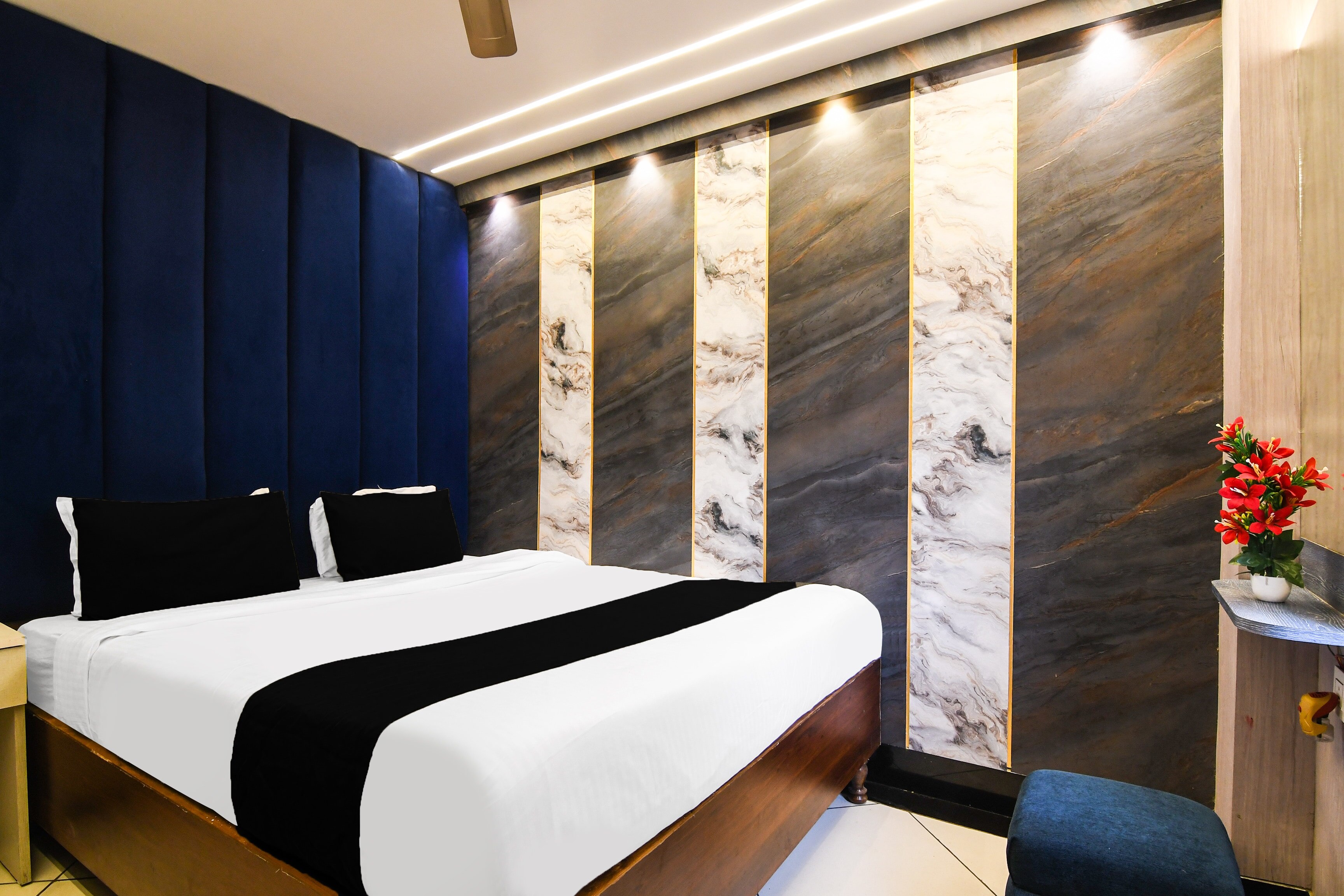 Hotel O The Luxury Inn - Tap to explore photos