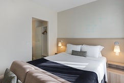 Staybridges Su, Embu