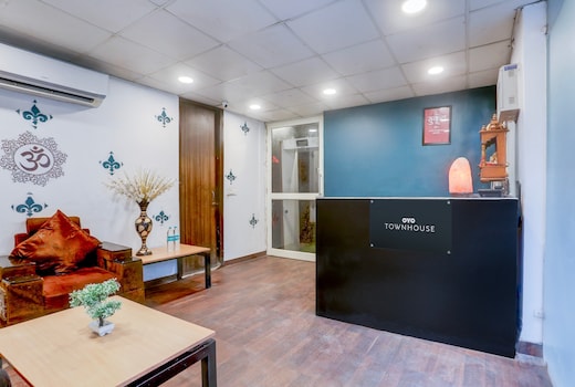 Super OYO Townhouse Anmol Residency Near Saket Metro Delhi