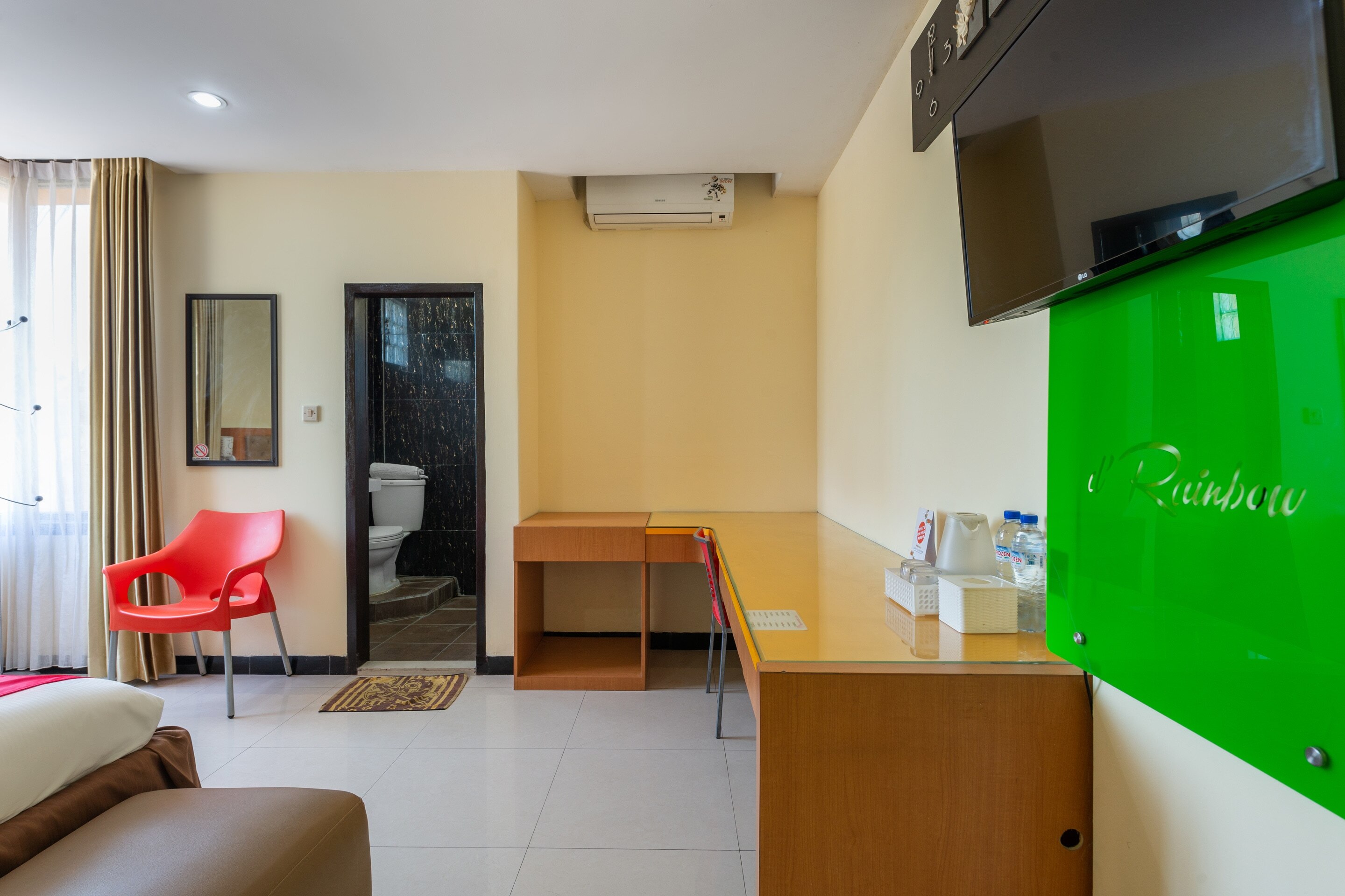Hotel O Surabaya City Center Near Wonokromo Station - Tap to explore photos
