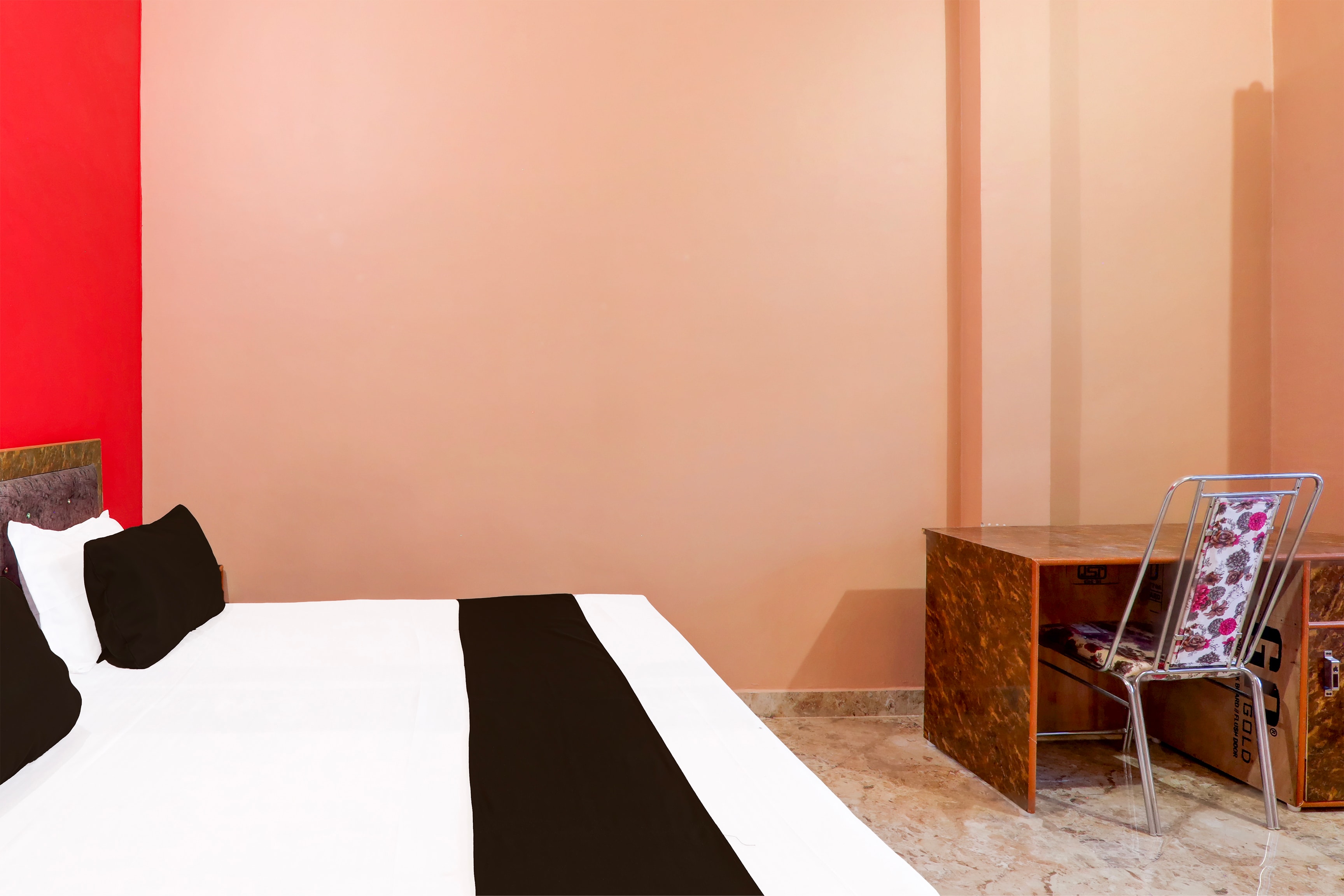Super OYO 828616 Kashvi Hotel - Tap to explore photos