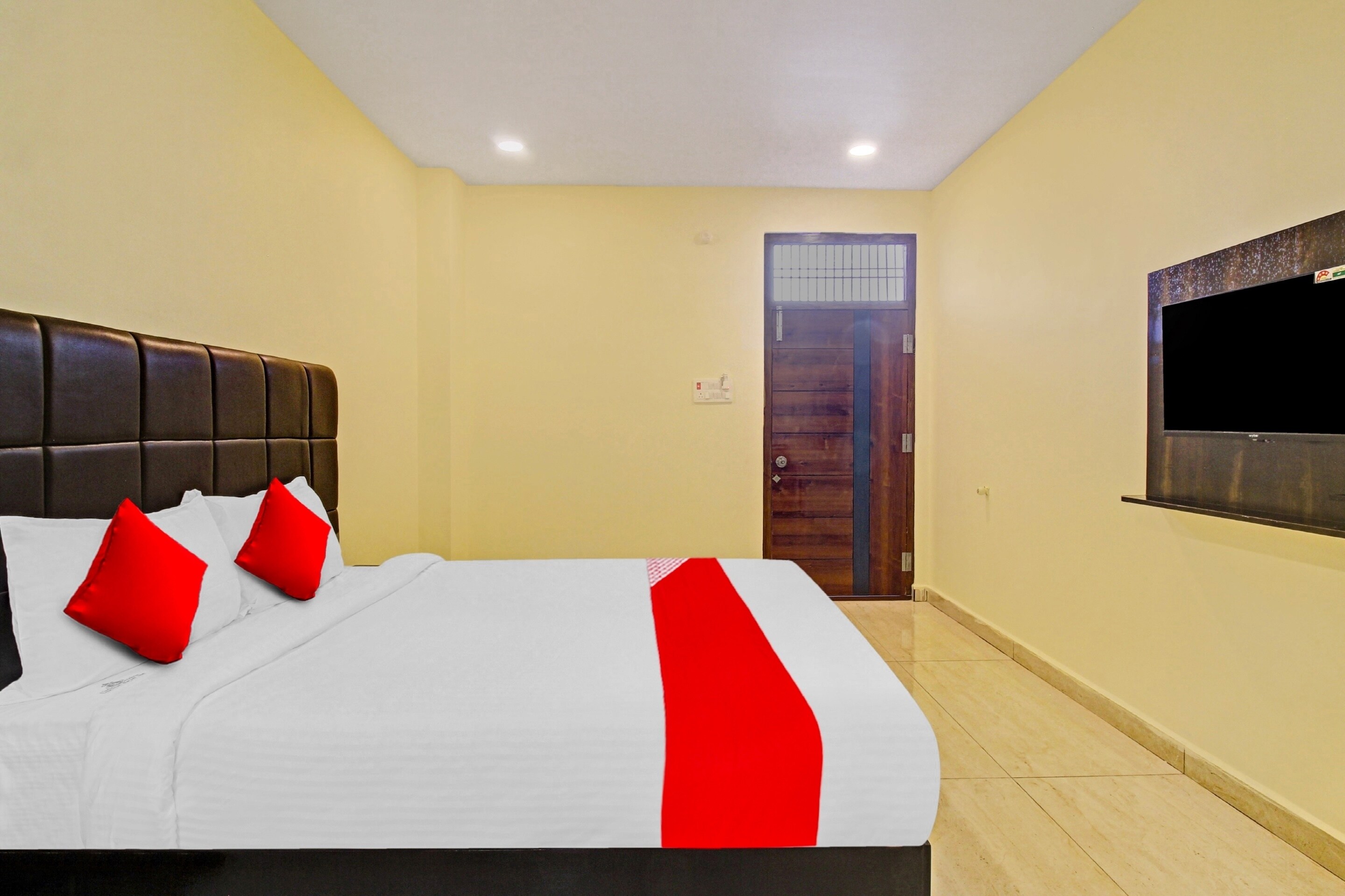 Super Hotel O Lakshmi Royal Inn - Tap to explore photos