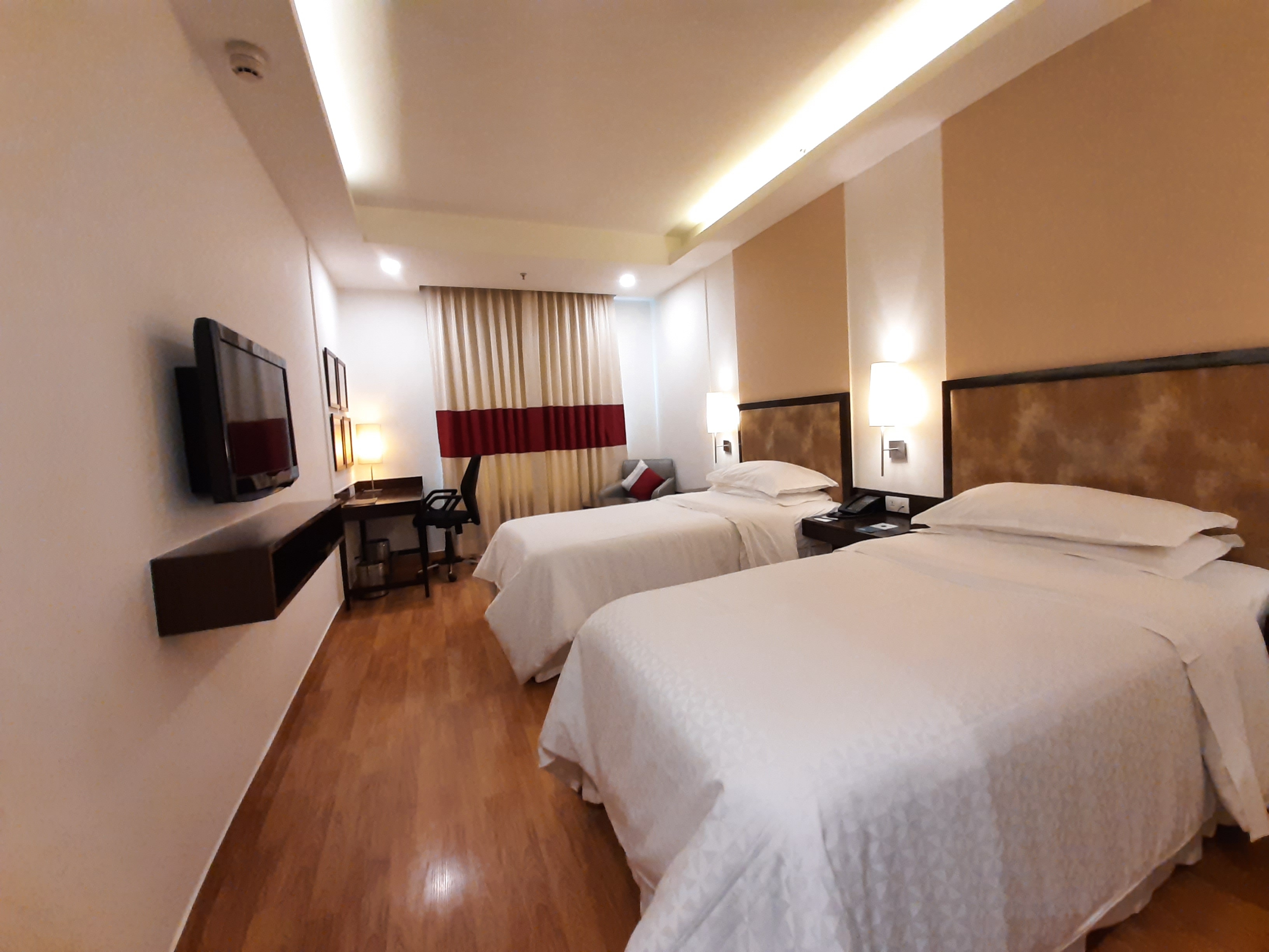 Four Points By Sheraton Vadodara - Marriott International - Tap to explore photos