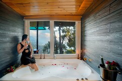The Flamingo - Treehouse with ensuite Jacuzzi, Dhanaulti
