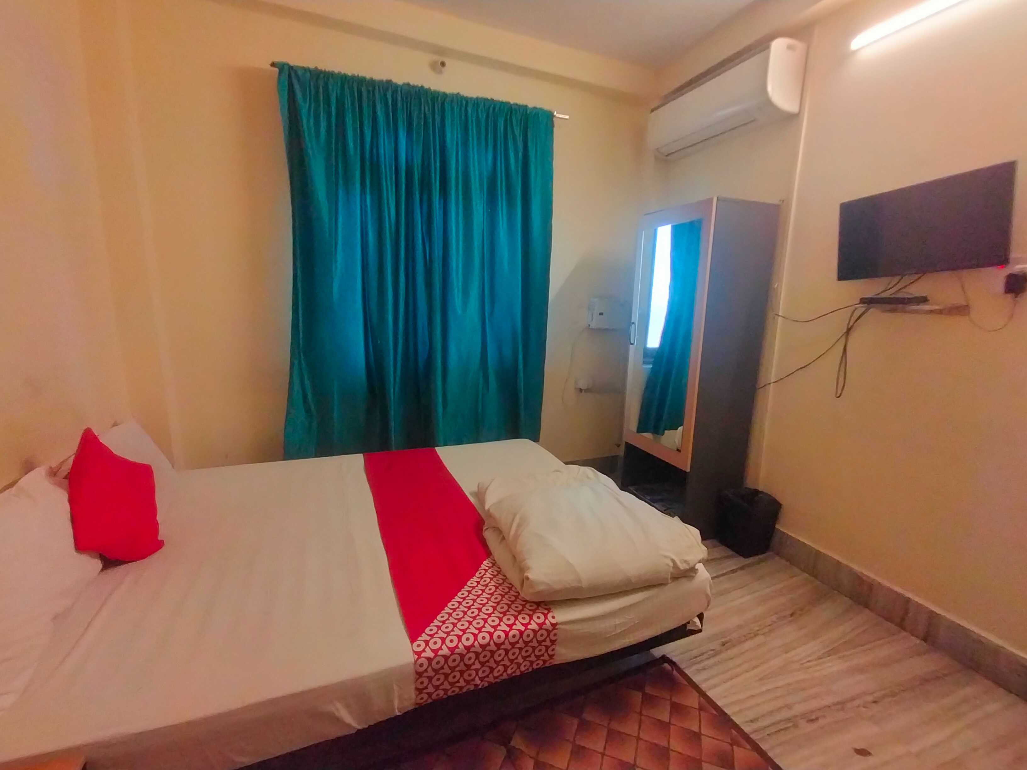 OYO Flagship Hotel Vibrant Inn Saguna - Tap to explore photos