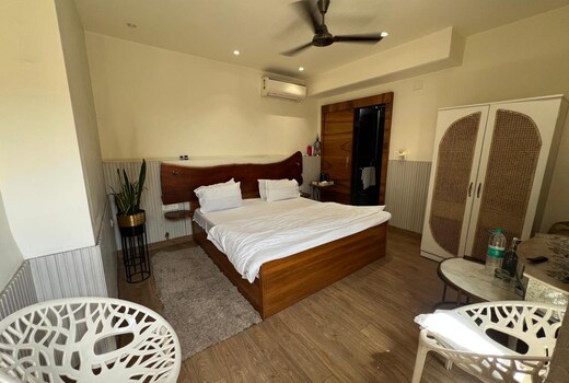 Terrace Room with sunbed by Bawa Hideout