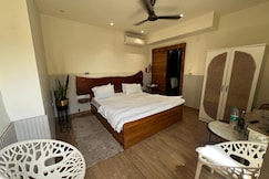 Terrace Room with sunbed by Bawa Hideout, Delhi