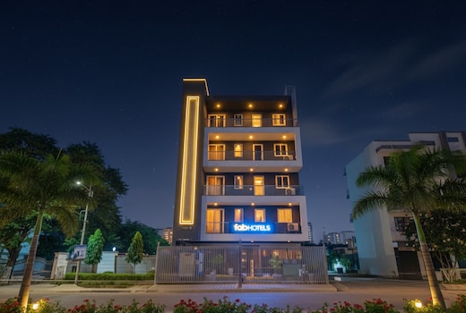 FabHotel Kiara- 400 meters from Medanta hospital