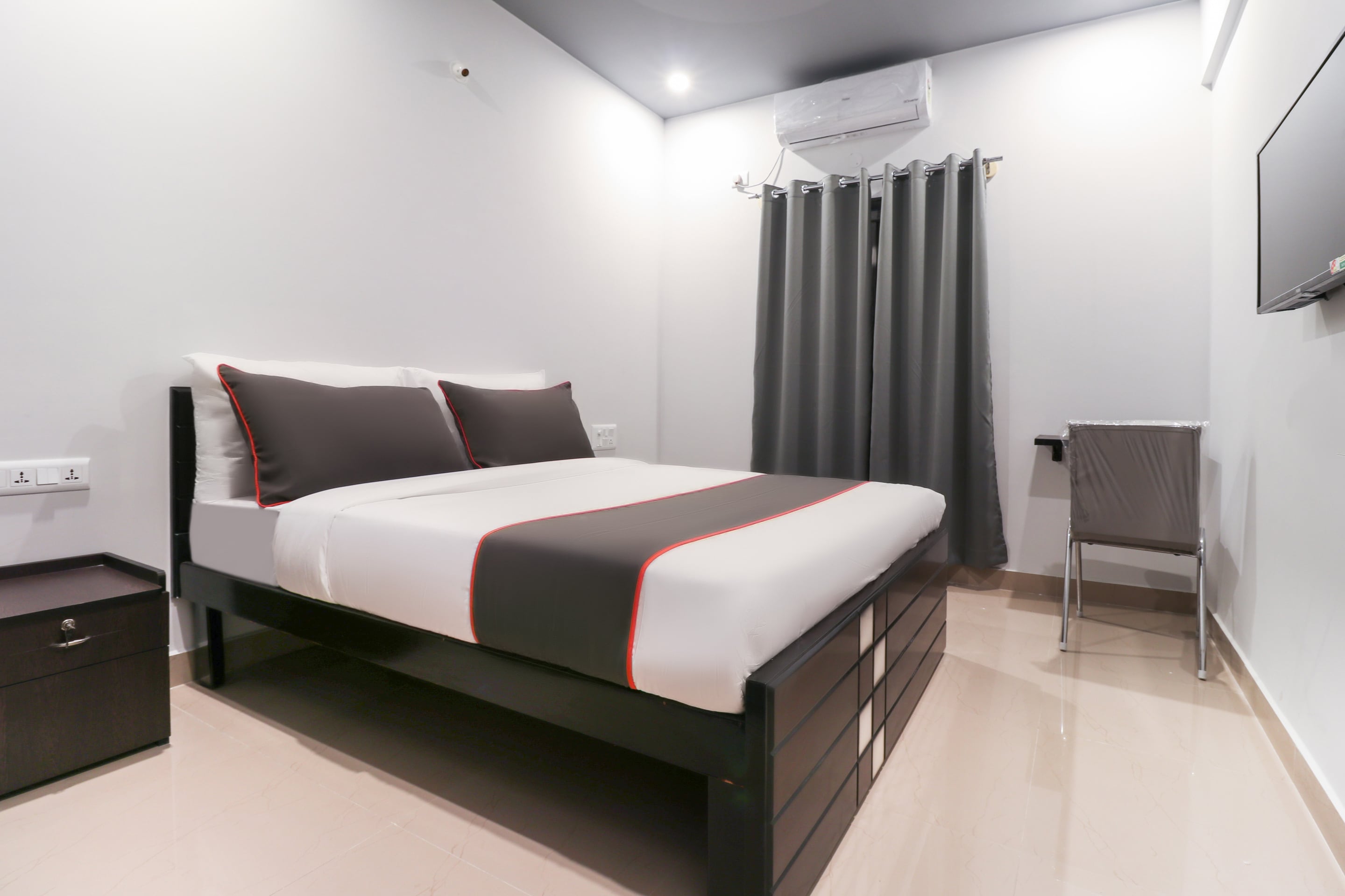 Super Hotel O IRA Sathyajyothi Comfort - Tap to explore photos