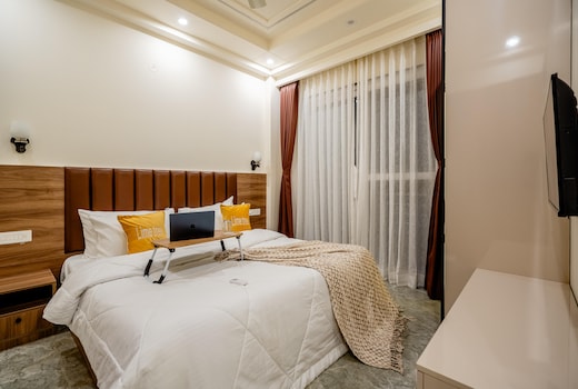 Lime Tree 1BHK Service Apartment Near Artemis/Fortis