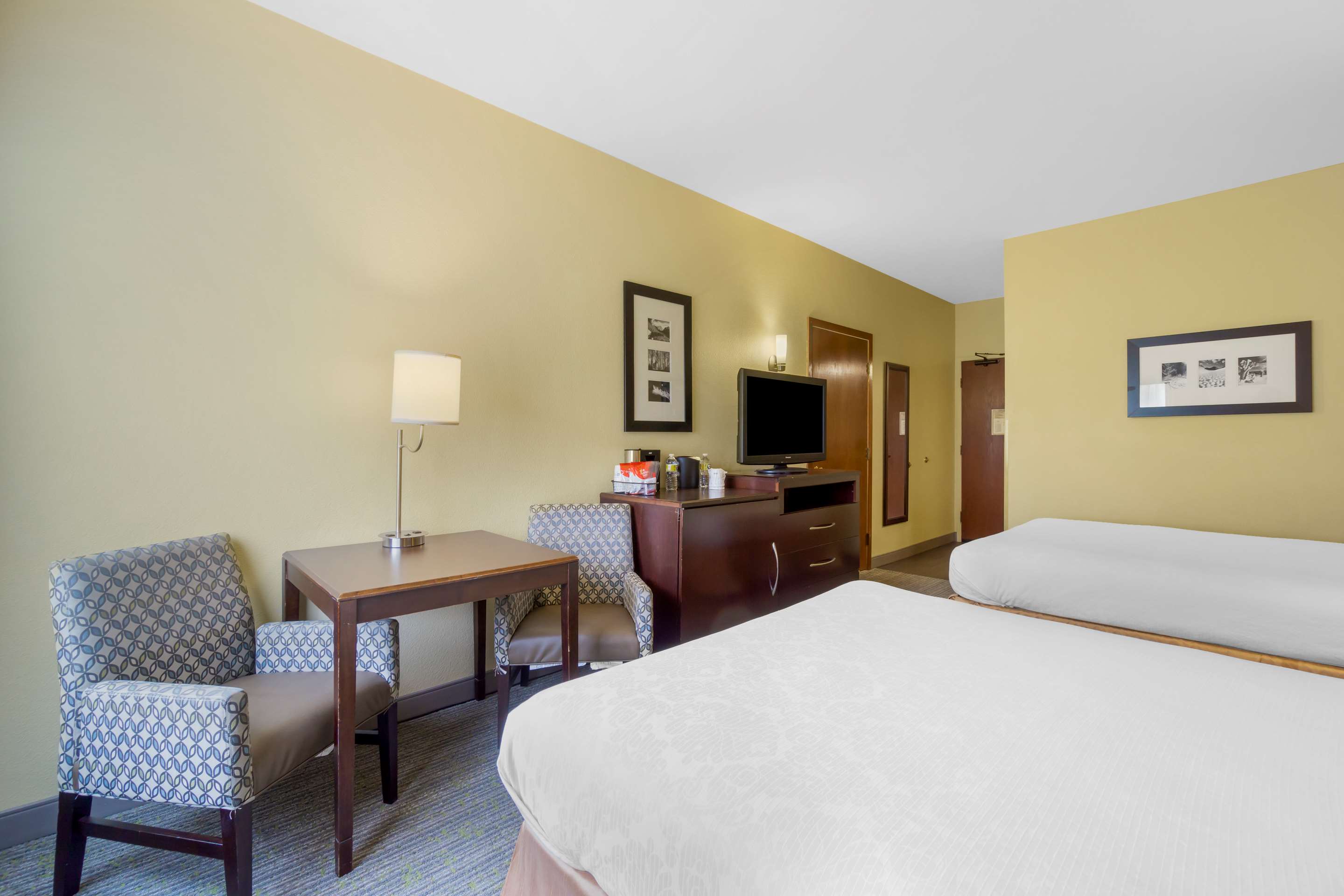 Best Western Plus Plaza by the Green - Tap to explore photos