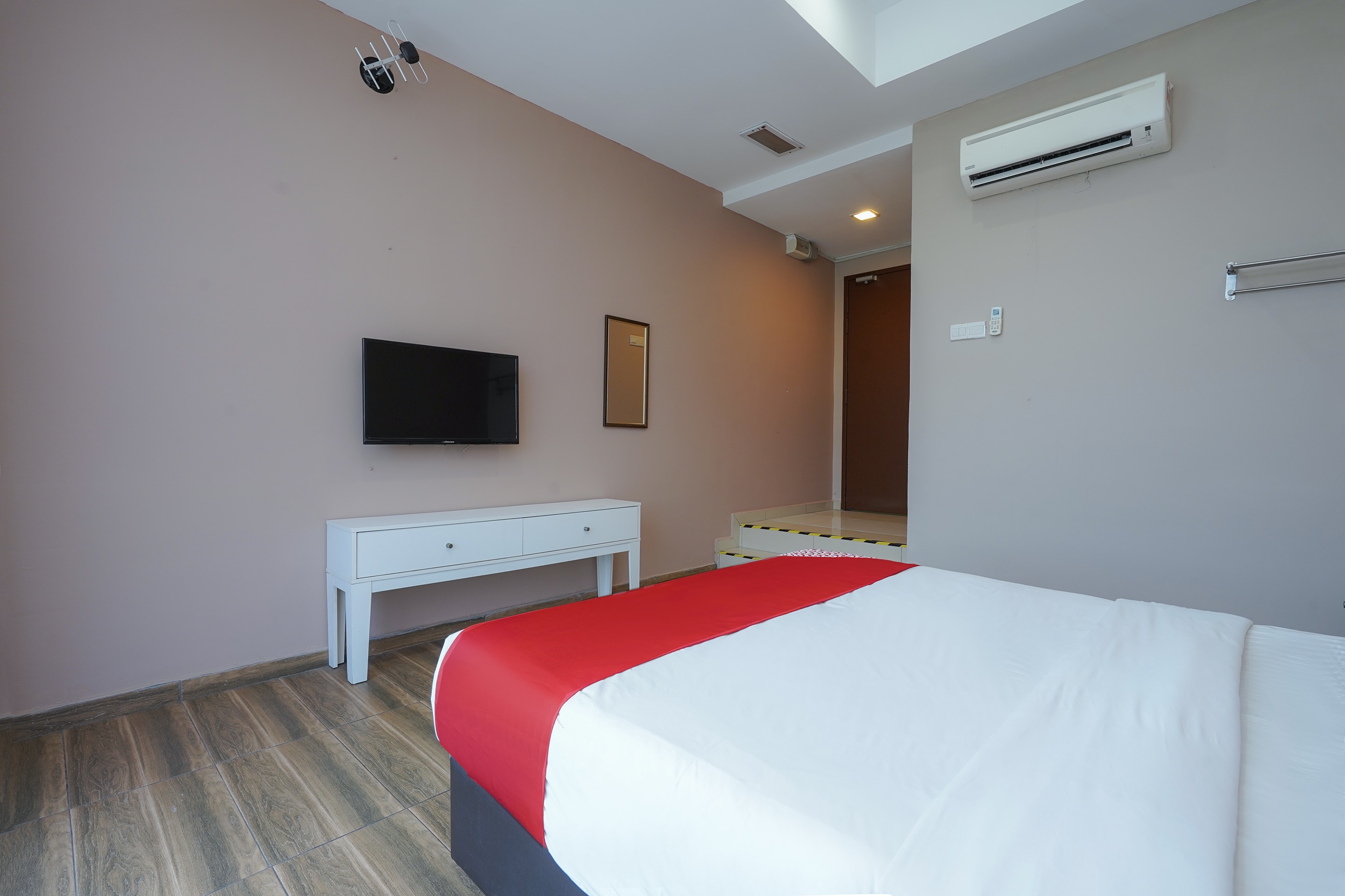 Super OYO 90729 New Bangi Gateway Hotel - Tap to explore photos