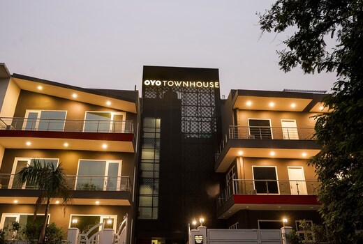 Super Townhouse Galleria Market Near Golf Course Road