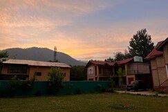 Birdsong 2BR Stay with Riverside by Homeyhuts-1, Pahalgam