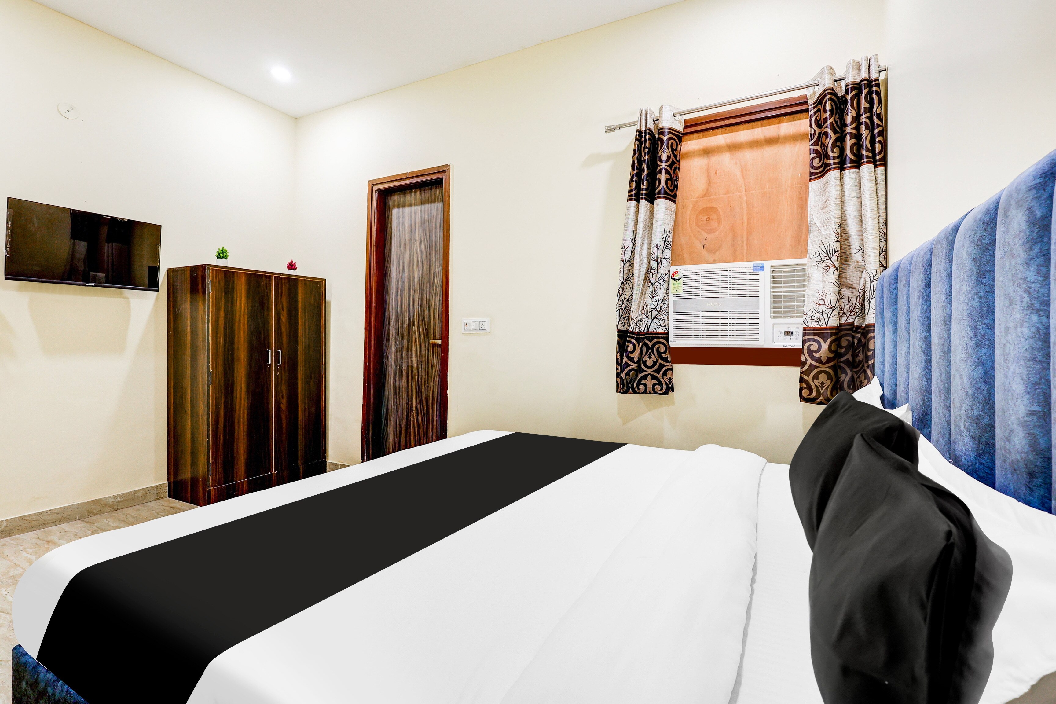 Spot On RAVINDRAS HOTEL - Tap to explore photos