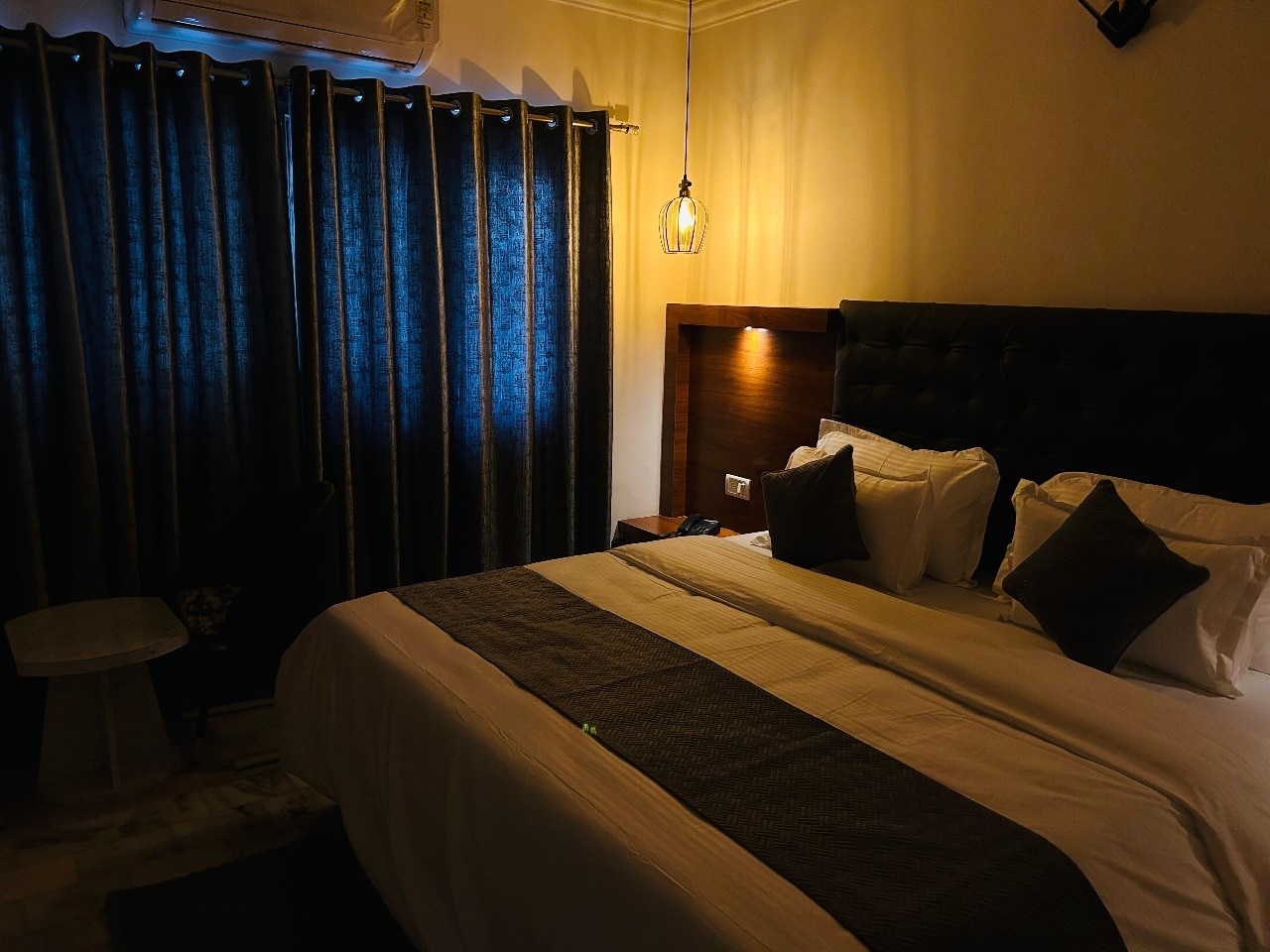Hotel 7cr - Tap to explore photos