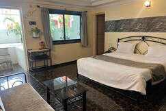 Hotel Sai's Village (101 meters from Saibaba Samadhi Temple), Shirdi