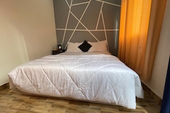 Snow N Shades Resort and Cafe