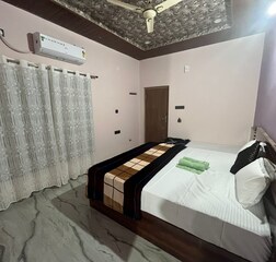 Deluxe AC Room 01