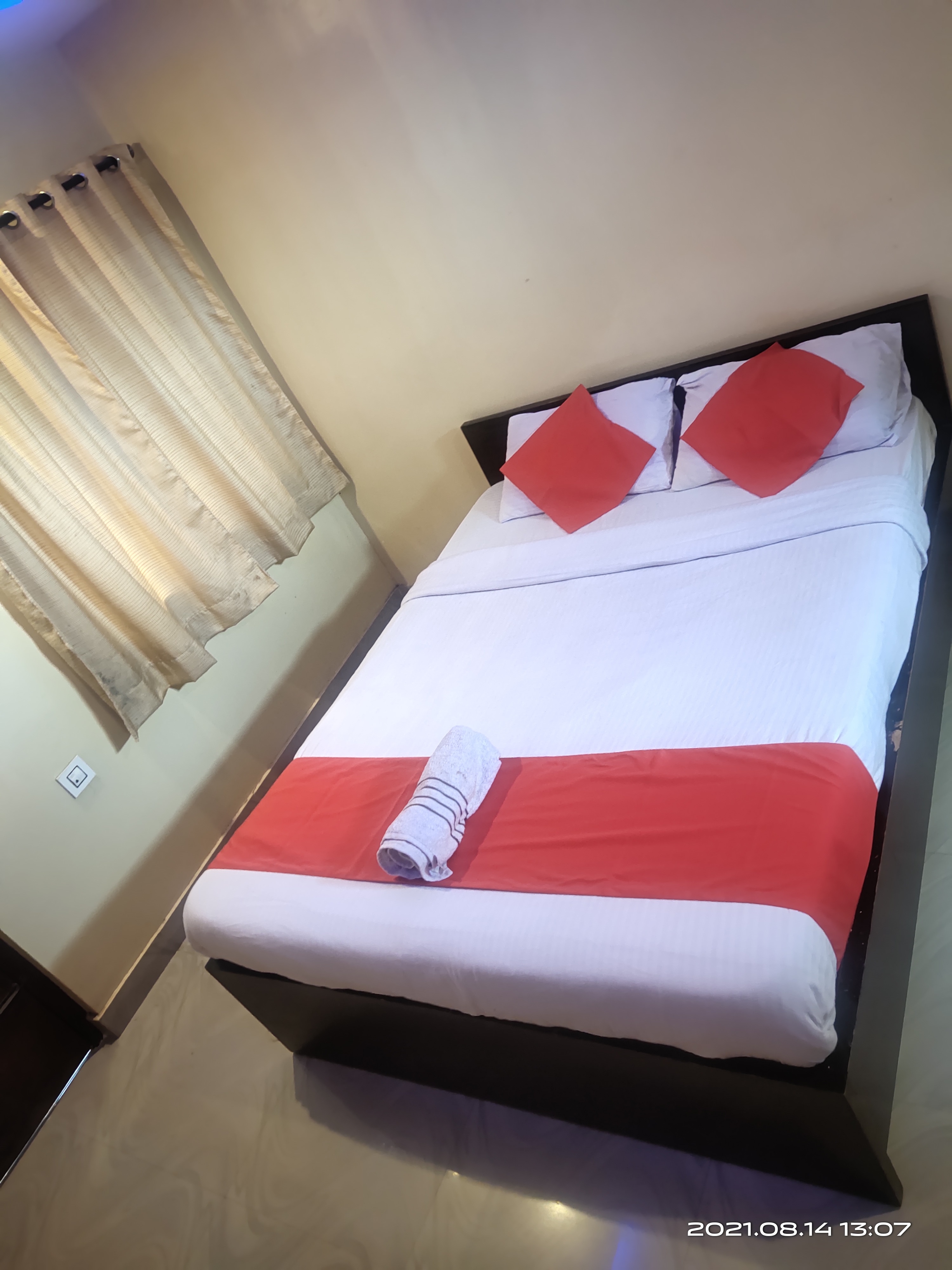 SRI MAHALAKSHMI HOTEL AND LODGE - Tap to explore photos
