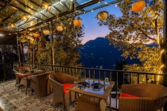 The Whispering Oaks, Sitarganj