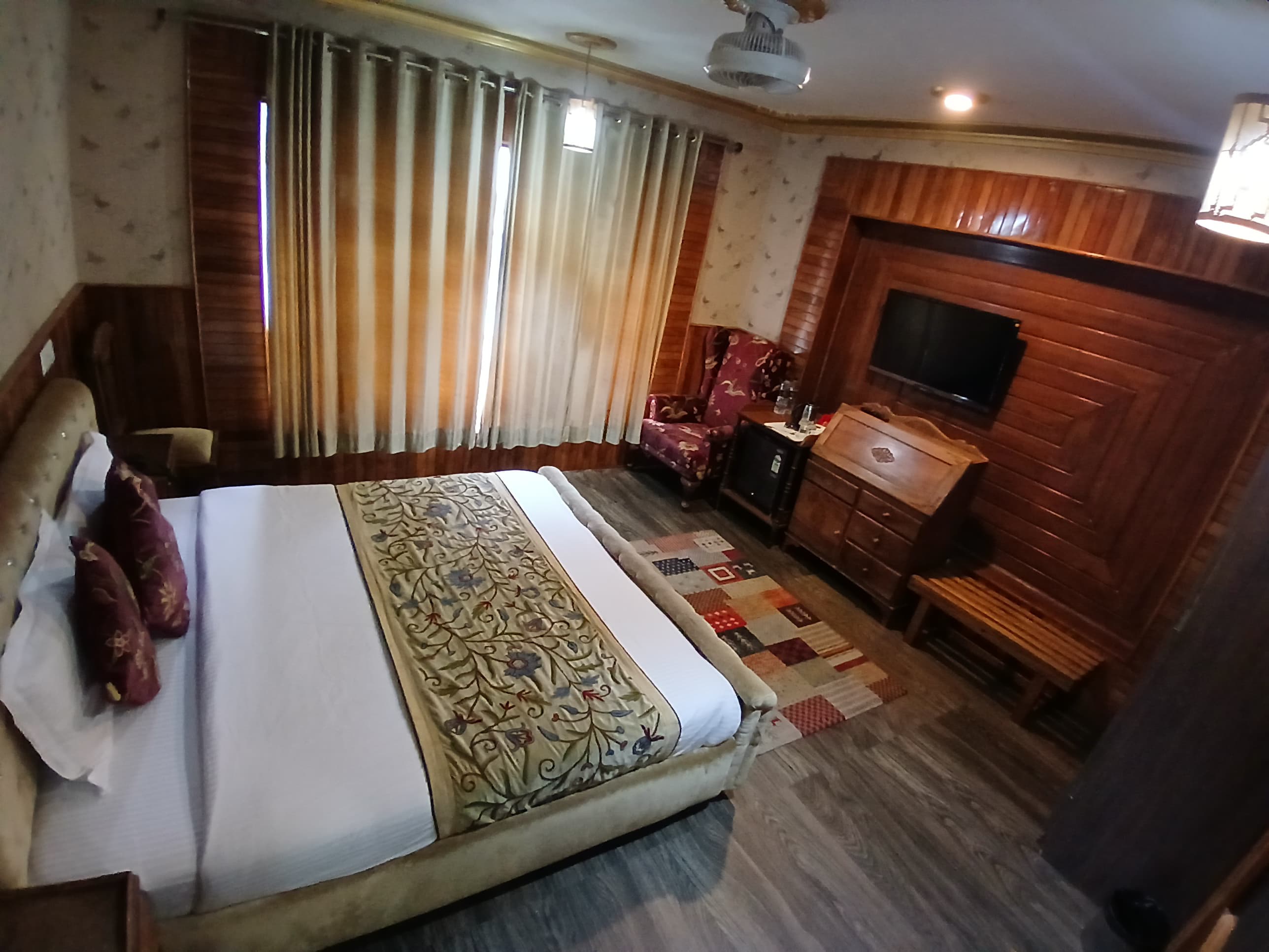 Luxury Ashok Villa - Tap to explore photos