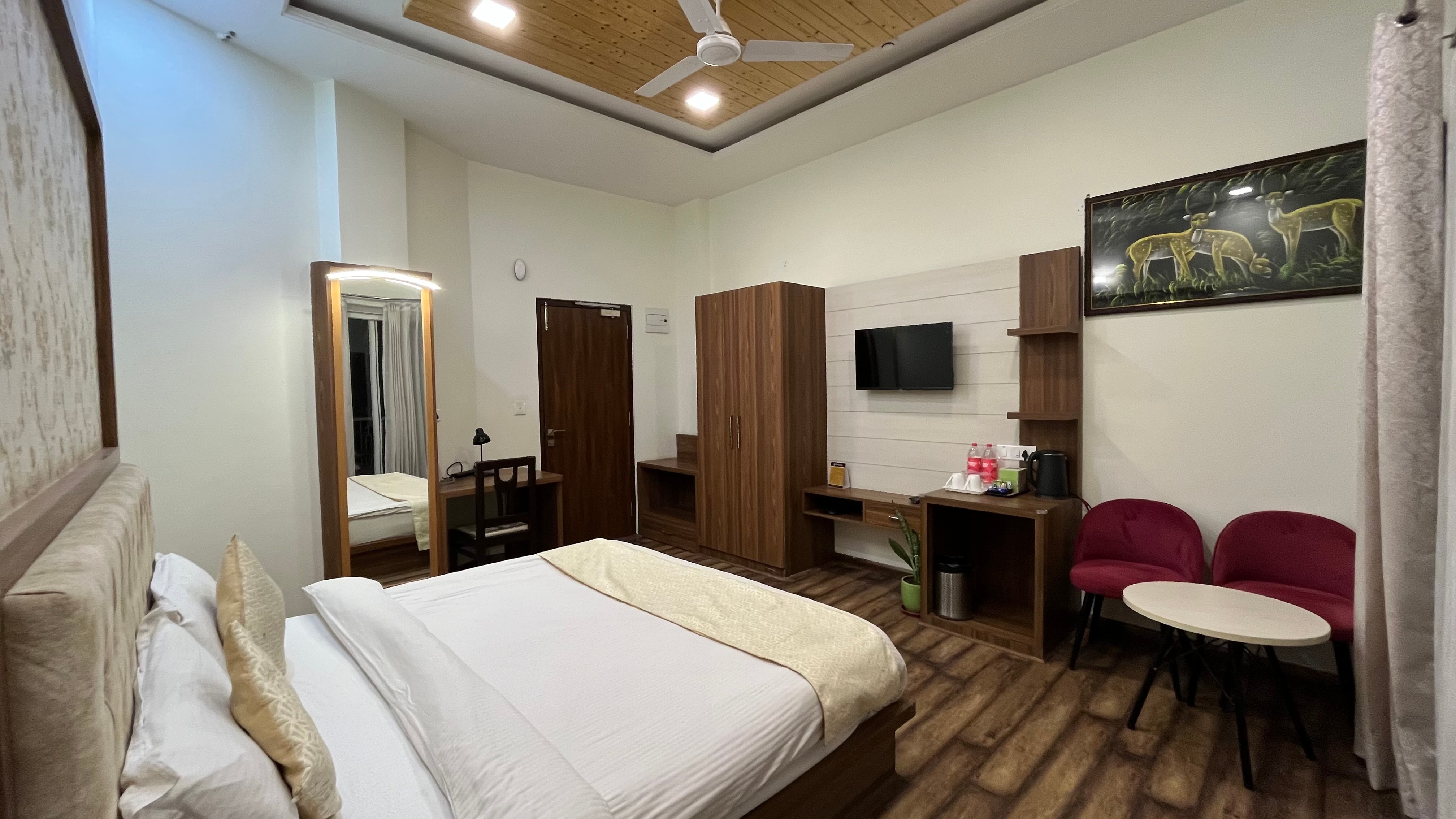 Hotel Le Halcyon Kasauli - Tap to explore photos