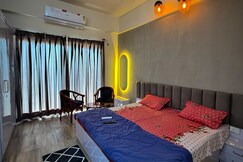 La La La Luxuria, Greater Noida