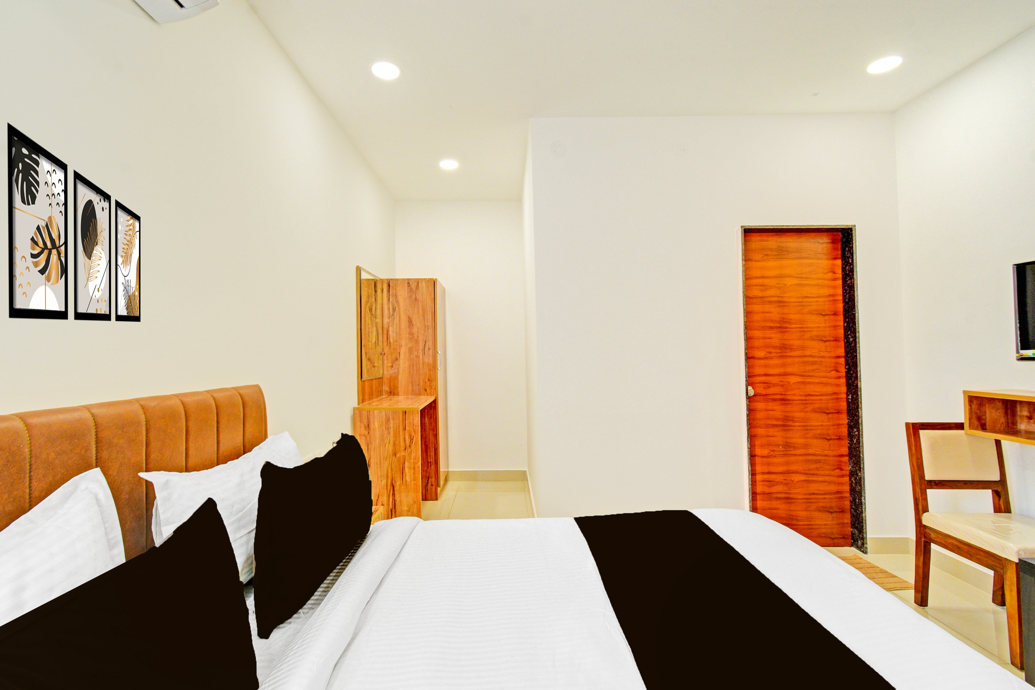 Super Townhouse Oak Suchitra Kompally Road Formerly Sun Moon Hotels - Tap to explore photos
