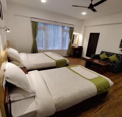 Deluxe Double or Twin Room with Mountain View