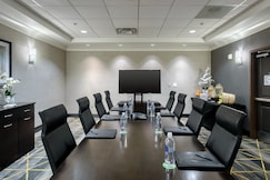 Holiday Inn & Suites ATLANTA AIRPORT-NORTH, DeKalb