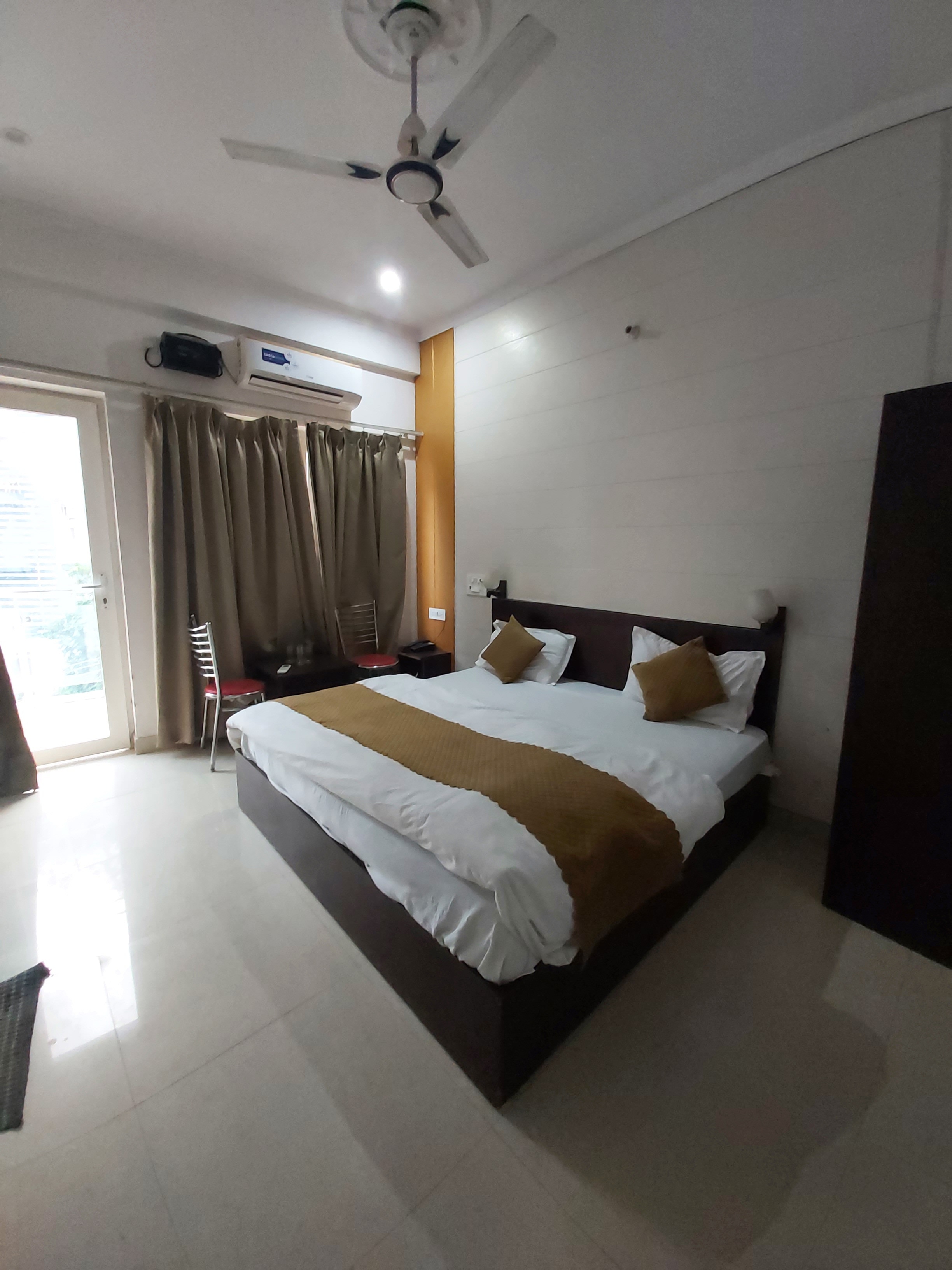 Hotel Shiv palace Yoga World retreat - Tap to explore photos